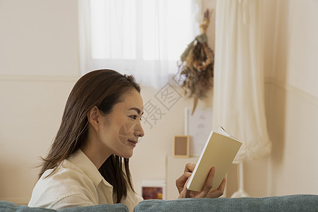 居家慵懒生活的中年女性图片