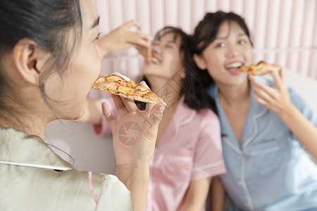 居家闺蜜一起吃披萨图片