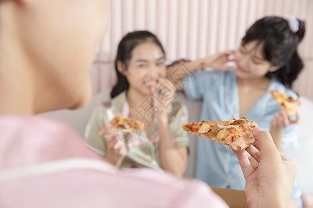 居家闺蜜一起吃披萨图片