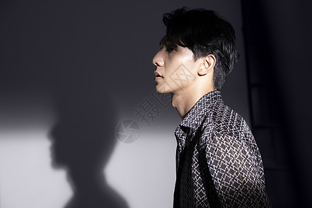黑暗背影帅气干净的男士光影肖像写真背景
