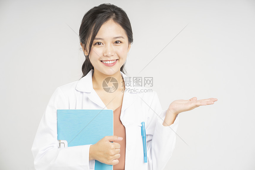 手拿文件夹的女性医护人员形象图片