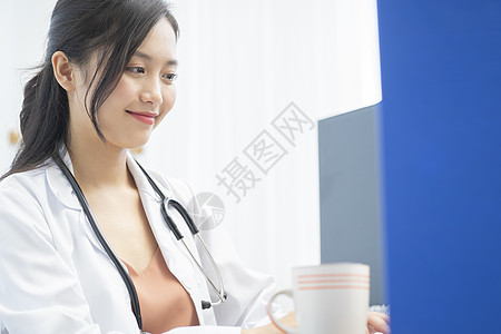 电脑体检干净20多岁释然女医生工作背景