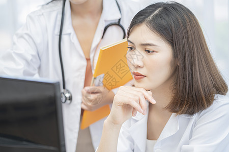 看着电脑思考的女医生图片