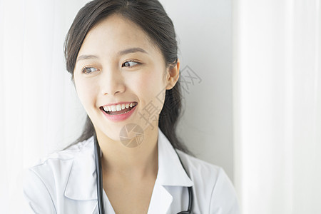 戴着听诊器的年轻女医生形象图片