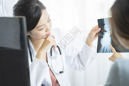 女医生给患者看x光片图片