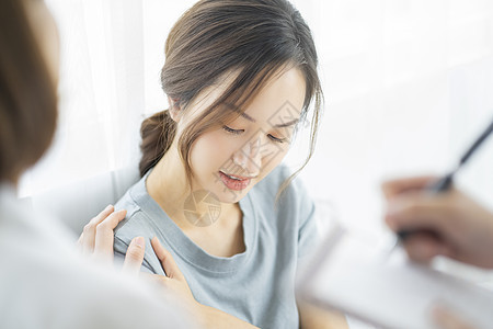 医院看病的青年女子图片