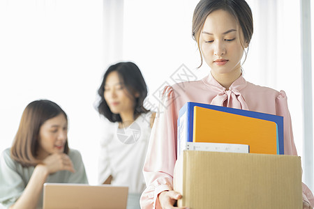 离职沮丧的青年女子图片