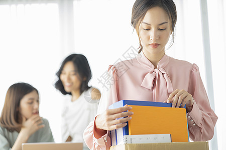 离职整理物品的年轻女子图片