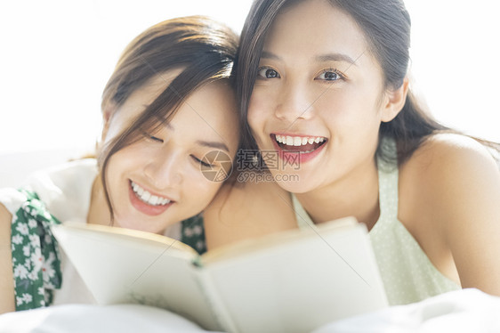 二个女孩放假一起看书图片