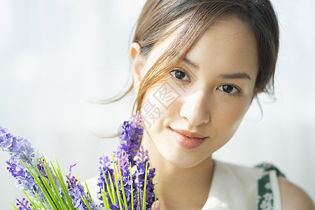 漂亮的年轻女子图片