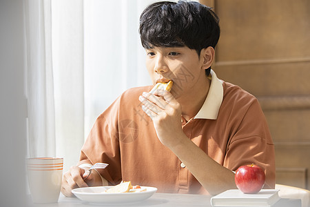 青年男子独自用餐图片