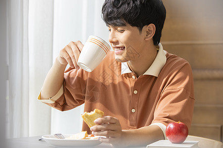 用餐喝水的青年男子图片