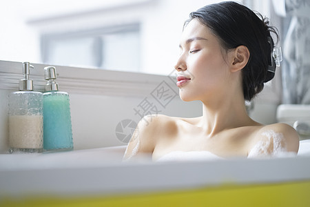 女生闭眼年轻女子妇女的生活方式放松洗澡时间图片