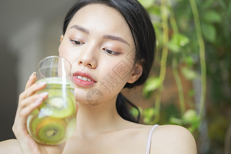 快乐生活的健康居家女孩图片