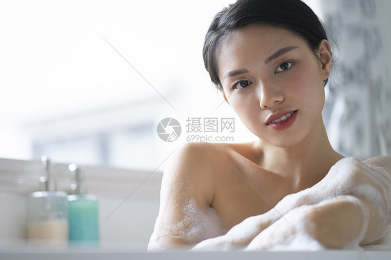 年轻起泡鲈鱼妇女的生活方式放松洗澡时间图片