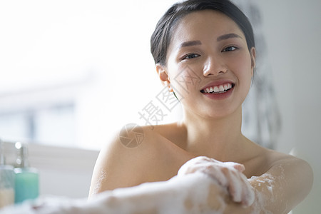 女生使湿润生机勃勃妇女的生活方式放松洗澡时间图片