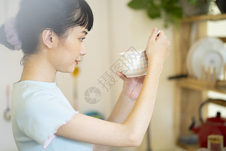 居家烹饪美食的可爱女孩图片