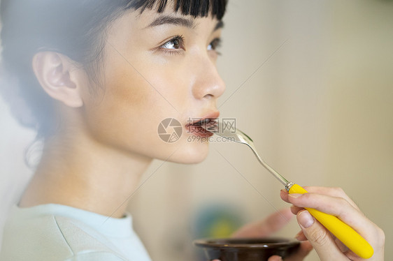 居家烹饪美食的可爱女孩图片