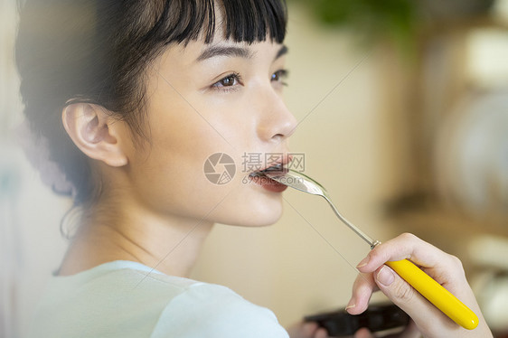 居家烹饪美食的可爱女孩图片