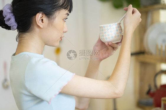 居家烹饪美食的可爱女孩图片