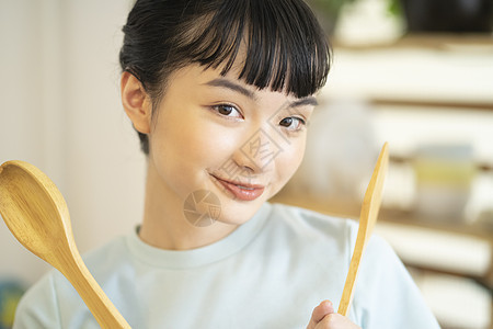 居家烹饪美食的可爱女孩图片