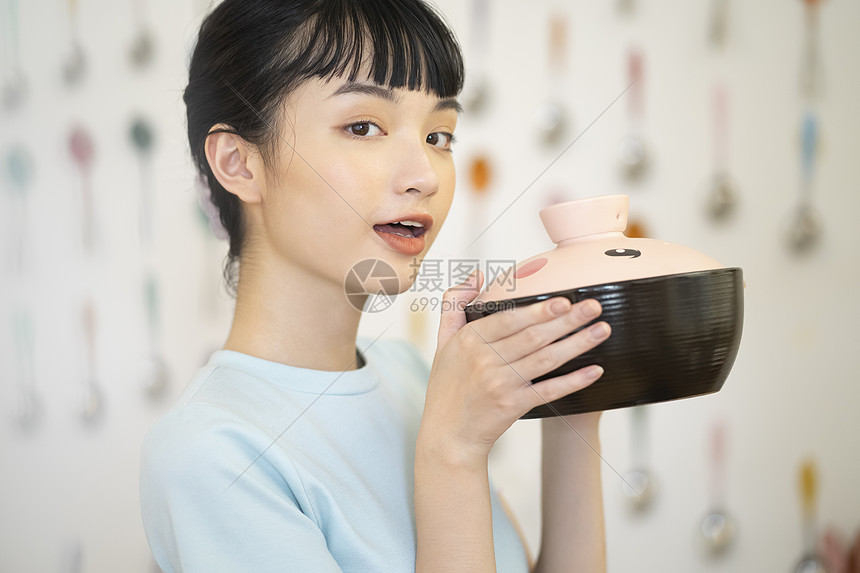 居家烹饪美食的可爱女孩图片