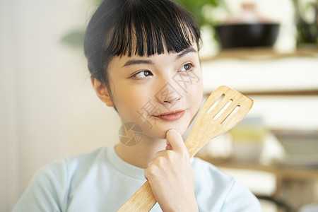 居家烹饪美食的可爱女孩图片