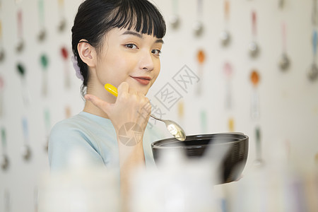 居家烹饪美食的可爱女孩图片