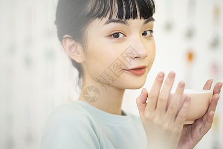 居家烹饪品尝美食的齐刘海女孩图片