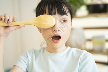 居家烹饪品尝美食的齐刘海女孩图片