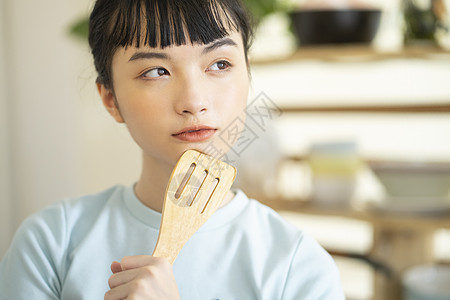 居家烹饪品尝美食的齐刘海女孩图片