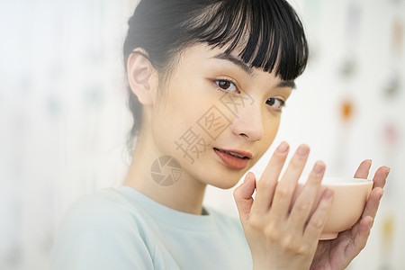 居家烹饪品尝美食的齐刘海女孩图片