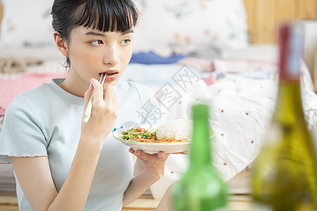 居家烹饪品尝美食的齐刘海女孩图片