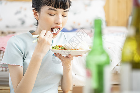 居家烹饪品尝美食的齐刘海女孩图片