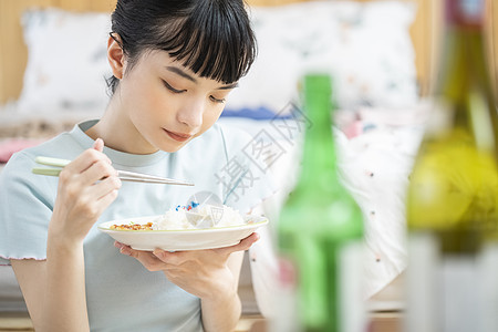 居家烹饪品尝美食的齐刘海女孩图片