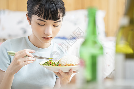 居家烹饪品尝美食的齐刘海女孩图片