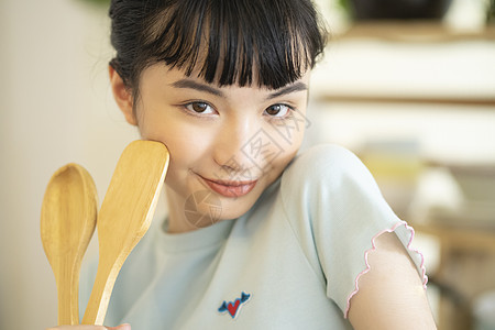 居家烹饪品尝美食的齐刘海女孩图片