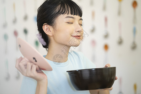 居家烹饪品尝美食的齐刘海女孩图片