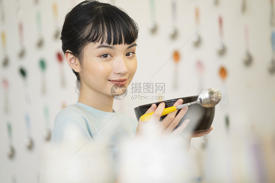 居家烹饪品尝美食的齐刘海女孩图片