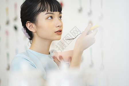 居家烹饪品尝美食的齐刘海女孩图片