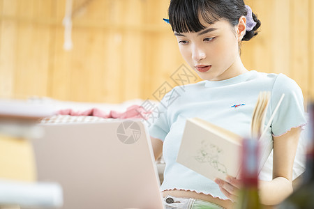居家看书阅读的齐刘海女孩图片