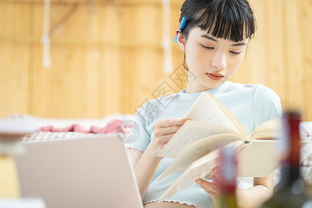 居家看书阅读的齐刘海女孩图片