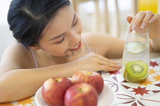 居家健康饮食的运动女孩图片