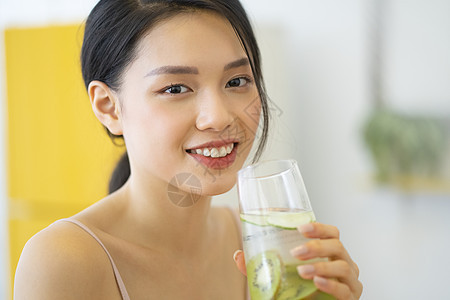 居家健康饮食的运动女孩图片