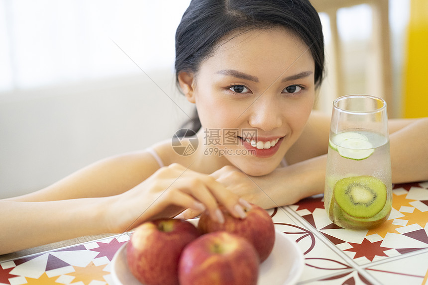 饮食健康的年轻女子图片