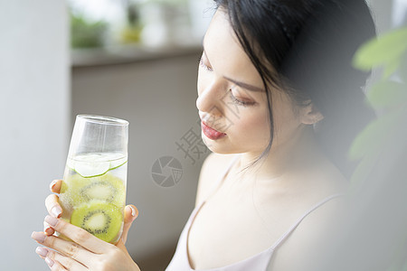 喝水排毒养生的年轻女子图片