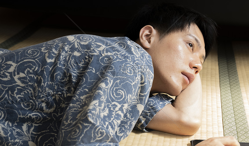 网互联网趴一个男人躺在榻榻米上