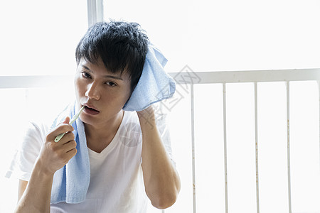 帅哥夜晚擦头发背景