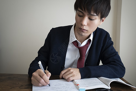 正在学习的高中生图片