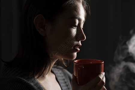 晚上喝咖啡的女人图片素材